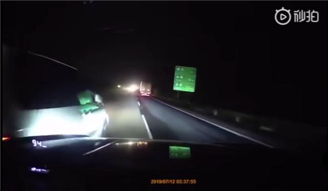 无法无天！高速碰瓷新招，逼停后车对方3人持武器下车