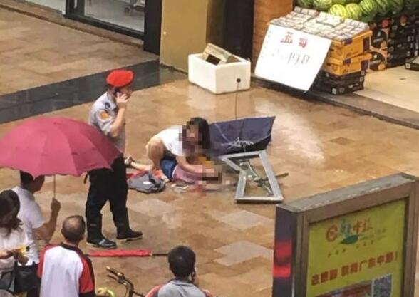 广东深圳:五岁男童被坠落窗户砸倒 经抢救无效死亡
