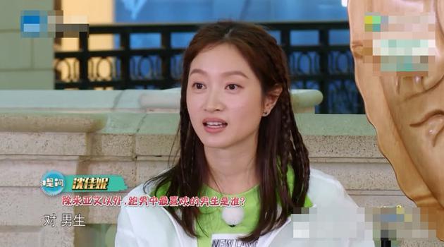 朱亚文罕见带妻子上《跑男》,全程拉手秀恩爱,素颜出镜秒杀baby