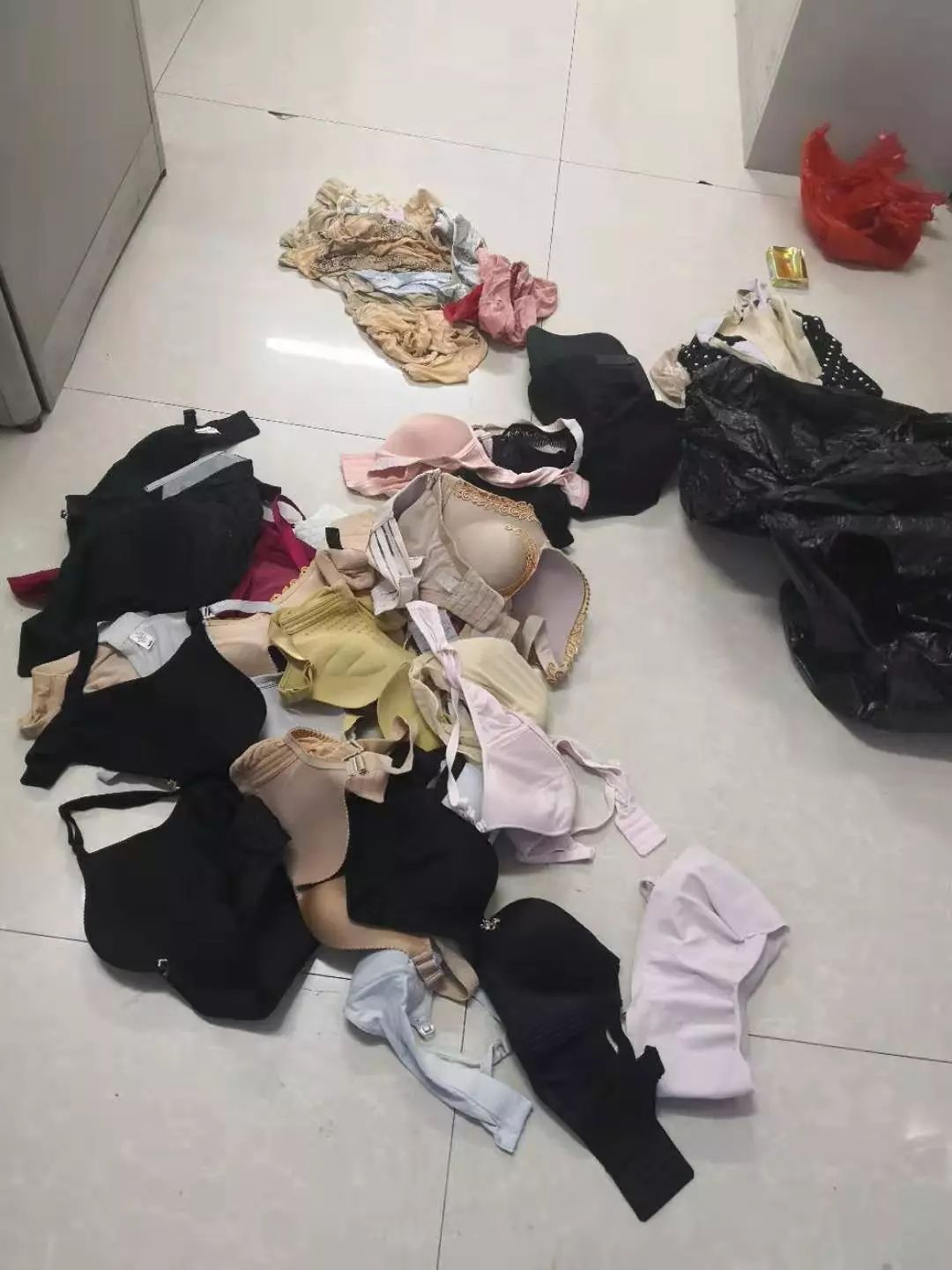 阜阳一男子偷女性内衣39件,女性睡衣4套