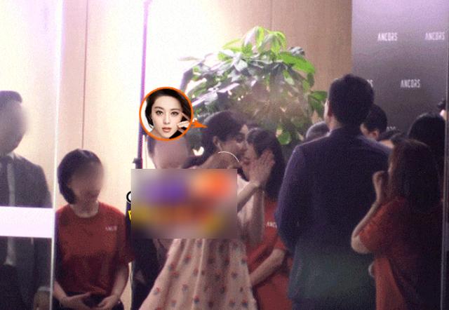 范冰冰分手后专心做生意，亲赴厂家考察比心合影…