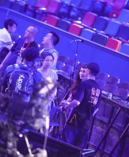 被曝登记结婚后，韩庚卢靖姗首次合体露面，女方无名指钻戒抢镜