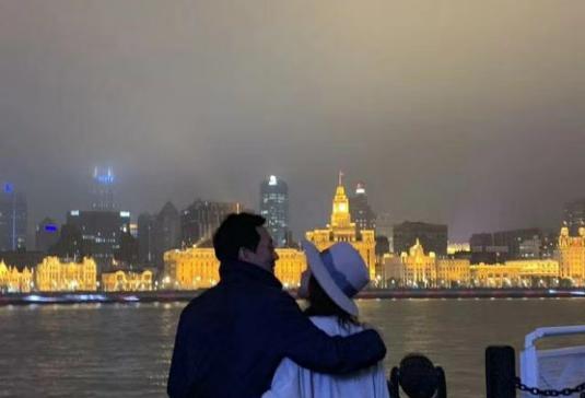 47岁孙悦晒与老公手牵手出游照片，婚礼曾在自家饺子馆举行