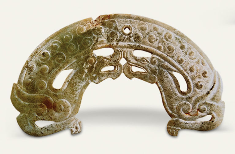 龙凤玉佩 长6.5、宽2.05、厚0.45厘米 淅川杨河2号墓出土