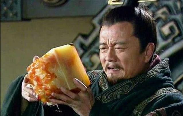 三国最先称帝,被曹操、吕布、刘备一起欺负的袁术,后来咋样了?