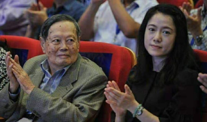 96岁杨振宁与小54岁妻子近照曝光，气色好状态佳显年轻