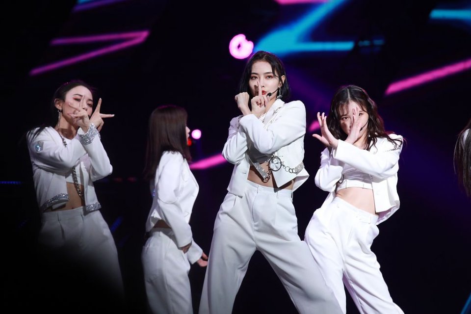 SNH48总决选李艺彤蝉联第一 戴王冠登宝座当场泪崩