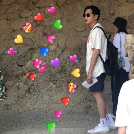 张若昀蜜月后回国首亮相，穿情侣装帮老婆拎包超贴心