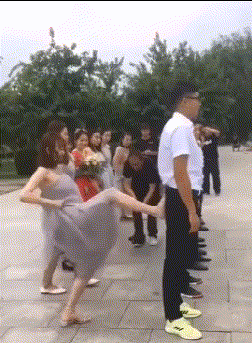 搞笑gif:大姐你弄错了吧!过生日的那个小子在身后啊!
