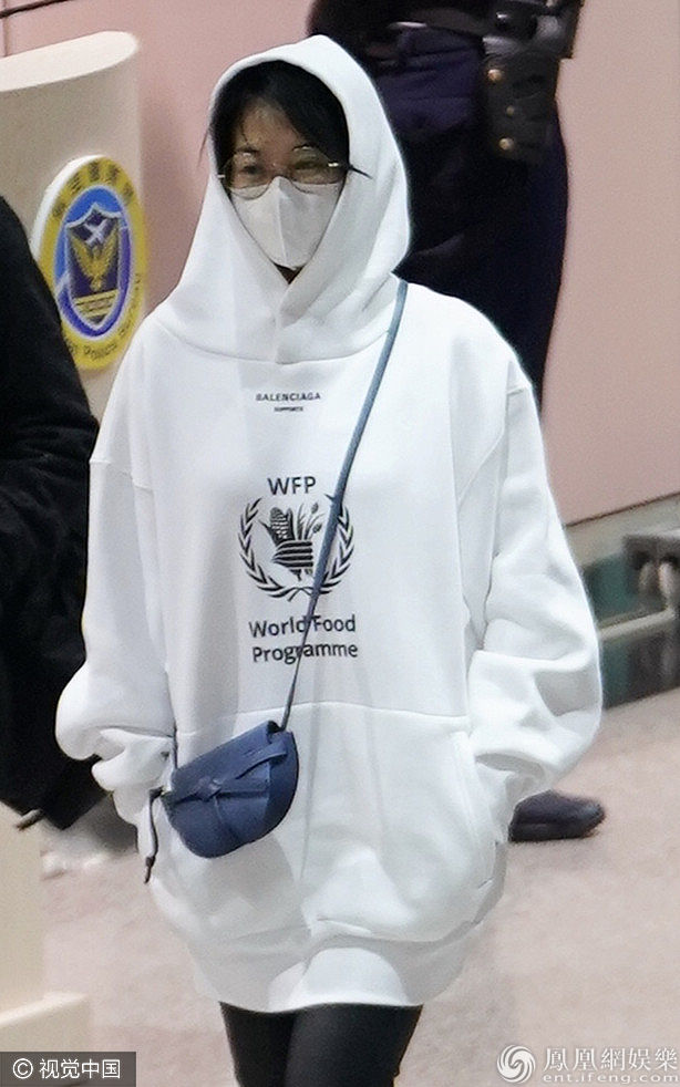 许晴深夜现身机场赴金马奖 卫衣搭长筒靴超有范