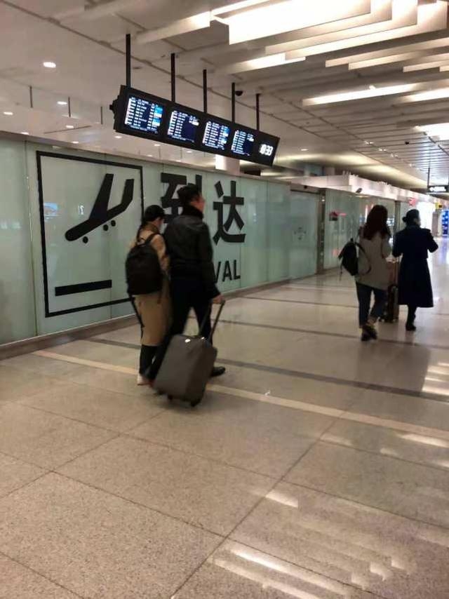 汪小菲夫妇甜蜜现身杭州，大S全程挽着老公的手，流露温柔一面