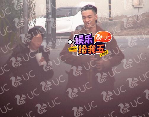 周一围和女助理同饮一根习吸管，朱丹的回复亮了