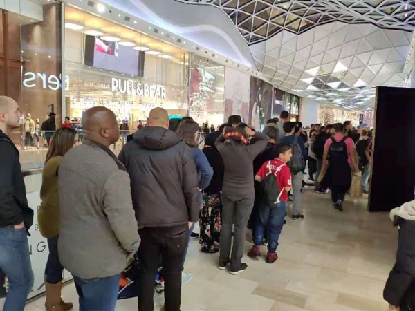 小米英国售价授权店开业：当地米粉排长龙 疯狂抢购