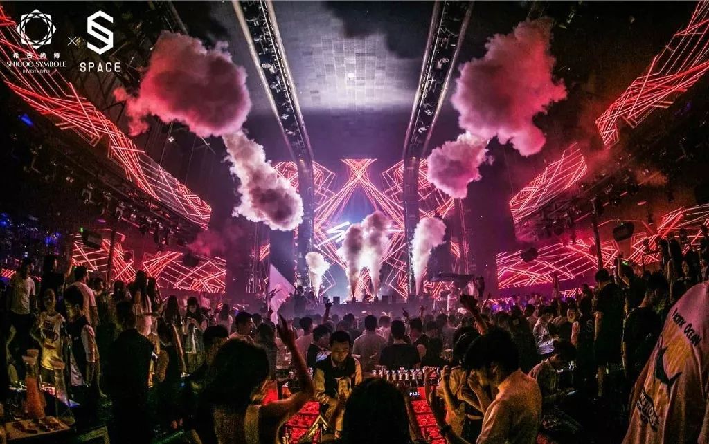 我喝到半醉，我蹦得干脆