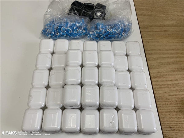 沉寂2年要来了 苹果AirPods 2充电盒曝光