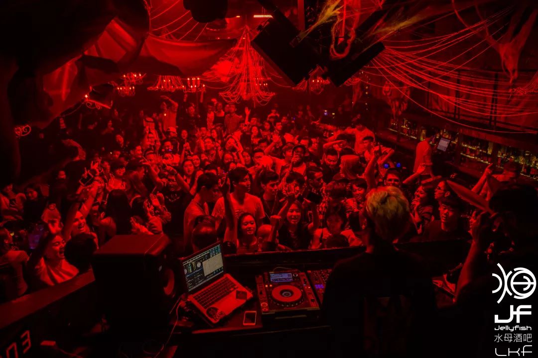 我喝到半醉，我蹦得干脆