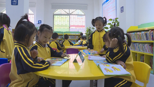 幼儿园小朋友走进图书馆 感受读书乐趣