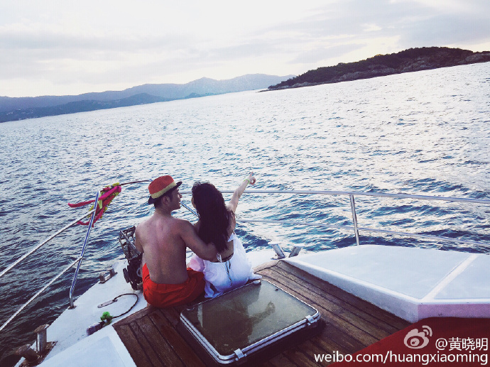 Angelababy抱儿子拍照，不到2岁的小海绵身高惊人！