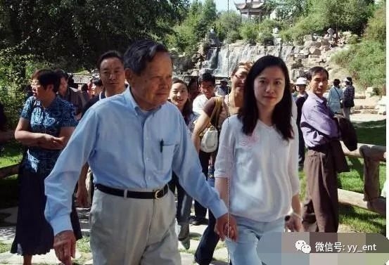 42岁翁帆近照曝光,和香港人离婚后嫁大54岁杨