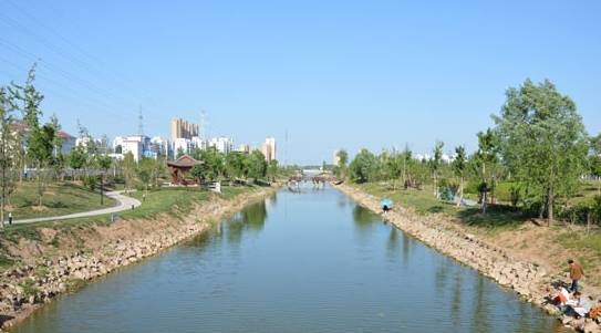 沿河景观带实景 林拥城植物园 地净、路畅、水活、天蓝、林拥城 为我们描绘了新区未来美好的生活场景 植物园现已完成绿地约10000亩,完成苗木栽植40万棵 一条包围城市的绿色林带正在形成,城市绿肺成效初现 未来30多万棵苗木的栽种规模 将使这里成为皖北最大的植物园