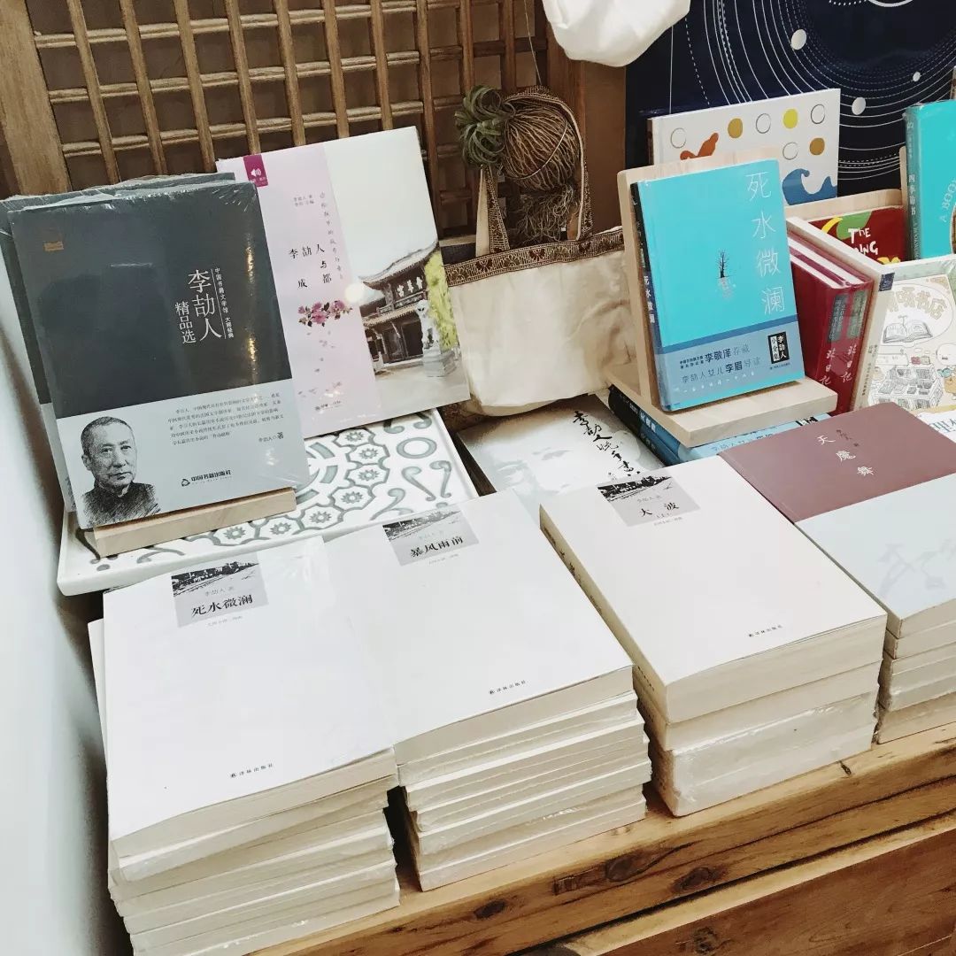 喜欢这家只有80平米的书店，不大，但自由