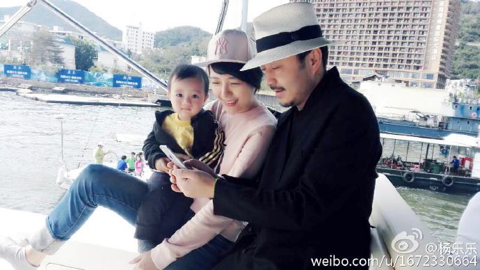汪涵儿子小沐沐和妈妈郊游，杨乐乐的牛仔裤亮了！