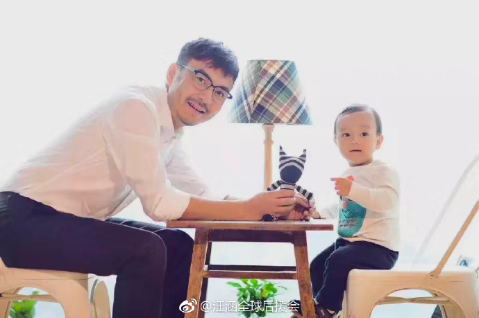 汪涵儿子小沐沐和妈妈郊游，杨乐乐的牛仔裤亮了！