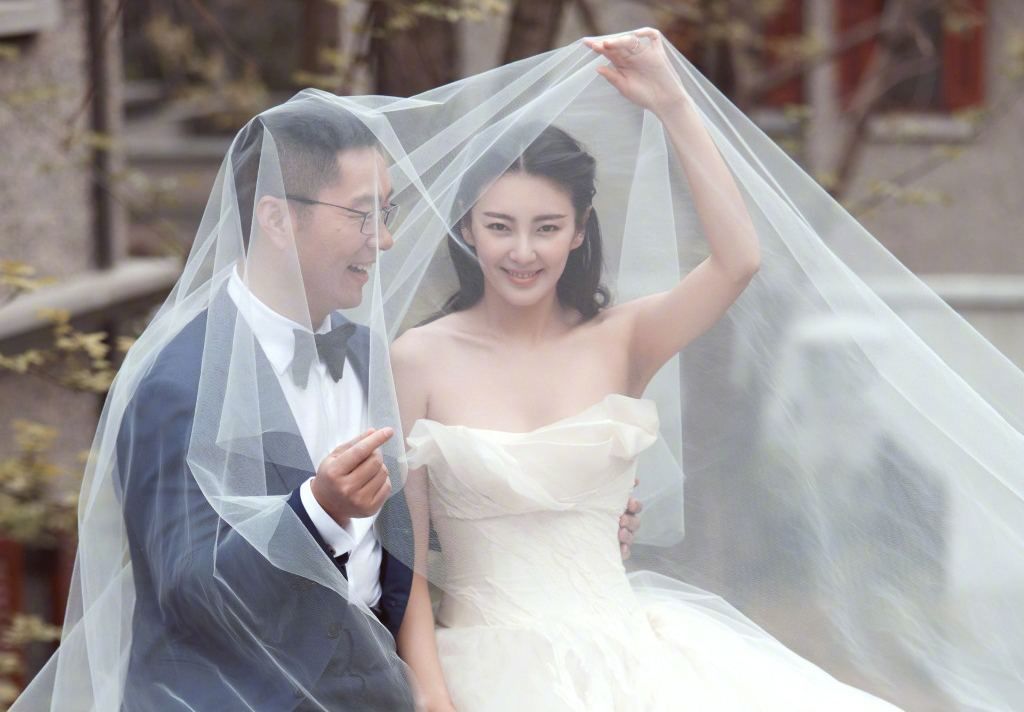 张雨绮“刀砍”袁巴元离婚后被曝复合，网友：新时代女性不这样