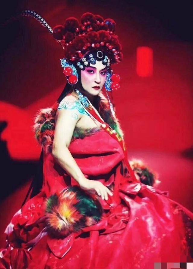 陈志朋雷人造型又出新花样，网友：男版Lady Gaga！