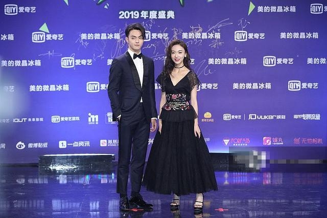 爱奇艺尖叫之夜明星造型PK：吴谨言成灾难，吴亦凡被吐槽罗圈腿！