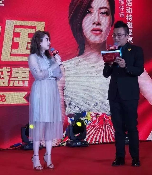 昔日歌坛一代小天后，因被爷爷虐待患抑郁症，如今40岁终于开个唱