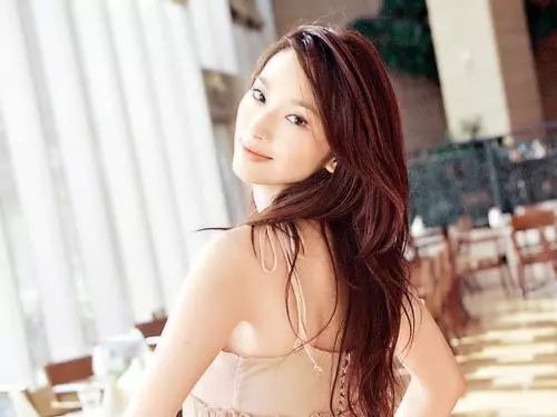 吴佩慈庆生全场撒松露，她脑子啥时候能正常点？