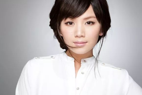 刚承认隐婚生子，又宣布离婚？她竟成功翻身，要红了