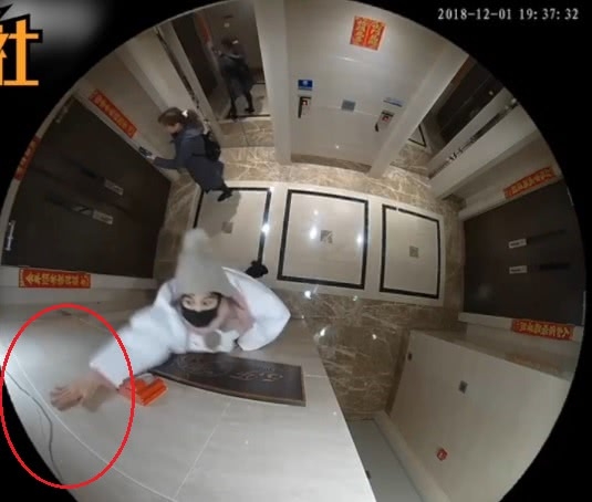 马蓉被打前视频曝光：电梯内试图破坏监控，剪刀掉落在地上