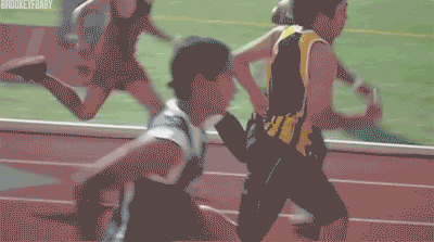 搞笑gif:养一只监督小孩做作业的狗