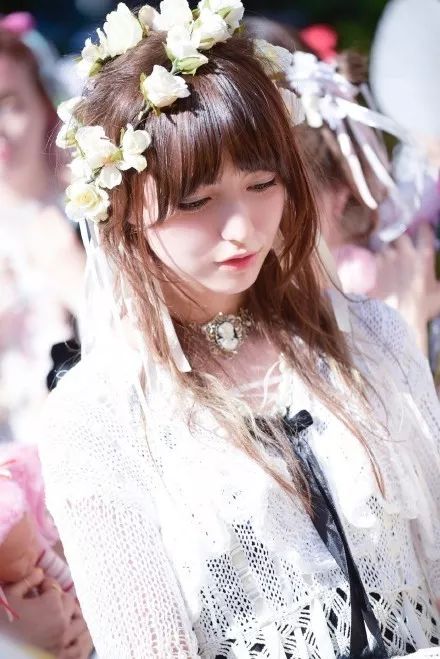 日本爆红的洛丽塔美少女，真人版混血芭比，靠漫画眼成新晋宅男女神！