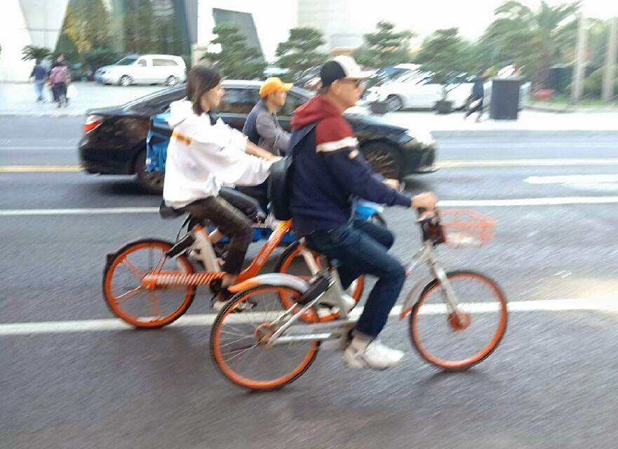 郑爽这次恋爱也太甜了，不是雨中漫步就是骑行