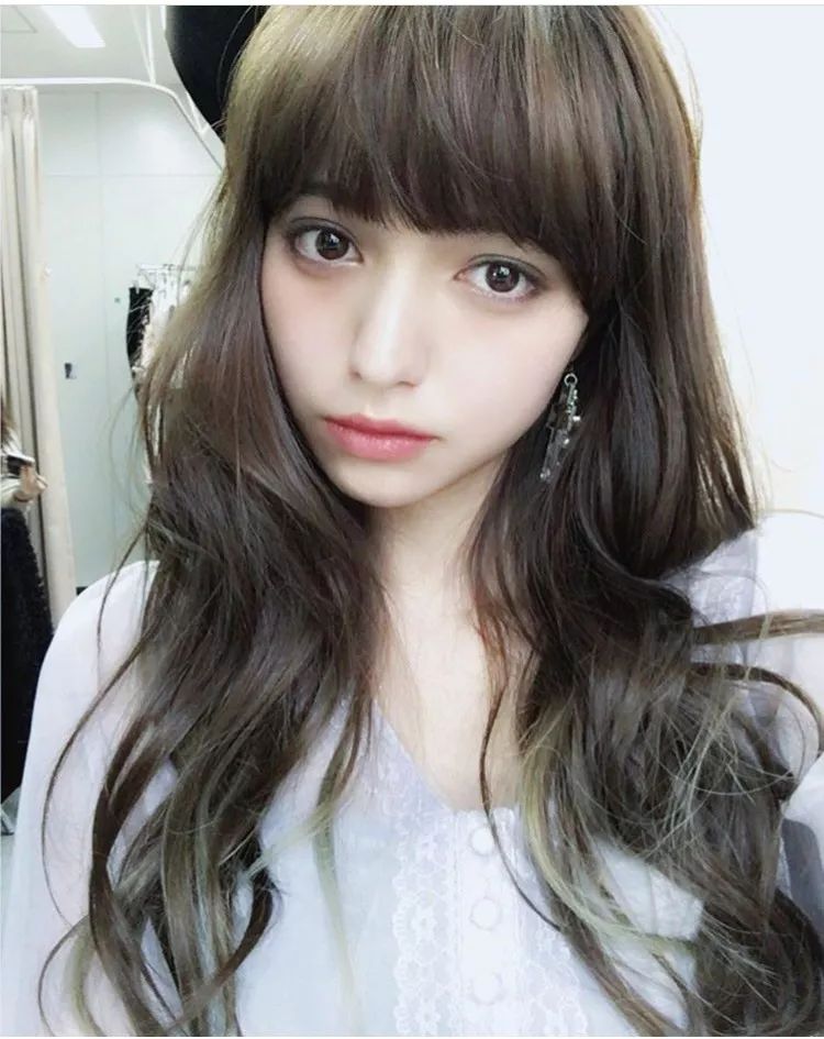 日本爆红的洛丽塔美少女，真人版混血芭比，靠漫画眼成新晋宅男女神！