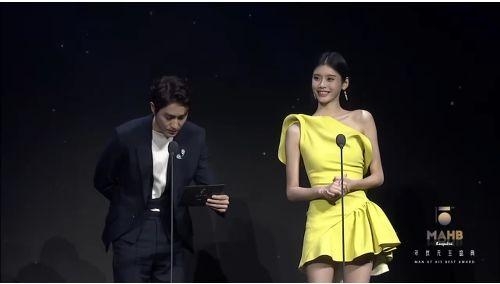 时尚先生盛典明星直播图来了！赵薇黑眼圈吓人，杨幂满脸倦容！