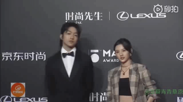 男星走红毯被吐槽不耐烦，获奖后表现轻浮，是高冷还是没礼貌？