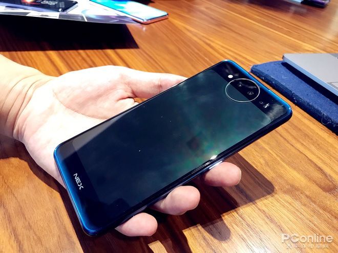 基于理性的大胆突破 聊聊“后现代风”的双屏版vivo NEX