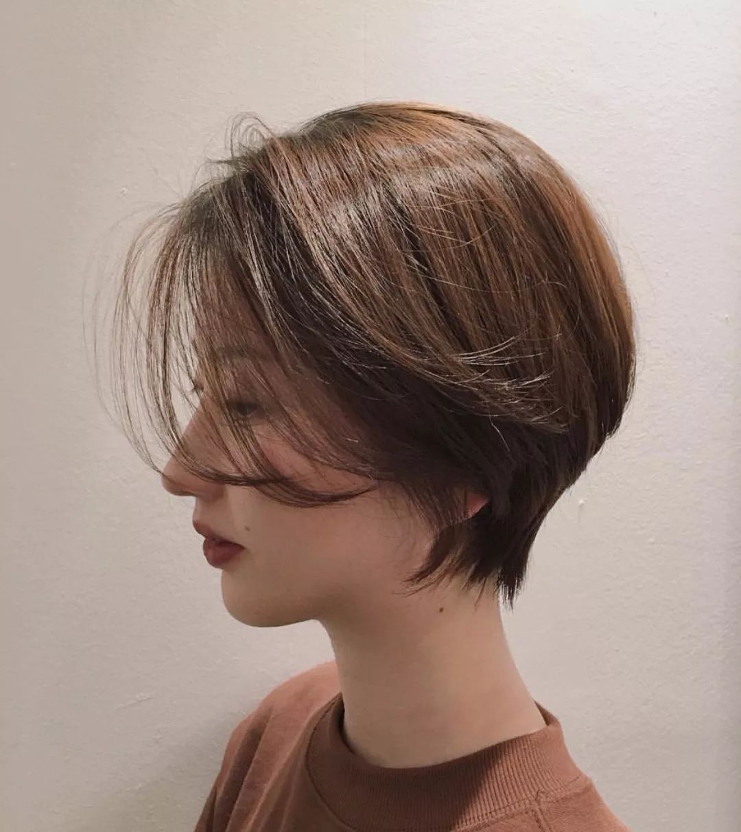 古灵精怪的齐耳短发适合瘦瘦的女生, ▼ 及肩长度的发型一定程度上也