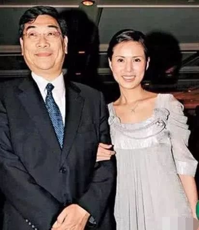 她疯了，正爆红却为爱退圈还被分手了，无脑恋爱