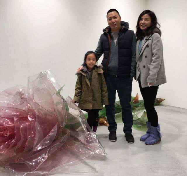 赵薇声称8岁的女儿怕自己，告诉群众不能溺宠，但要富养