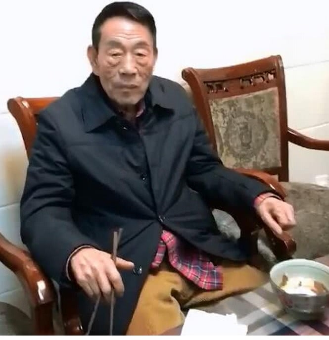 杨少华康复出院，与友人聚会大口吃肉，还不忘竖起大拇指称赞
