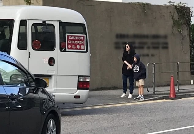 张柏芝紧握儿子小手送其上学，小儿子打扮酷帅，很像谢霆锋小时候