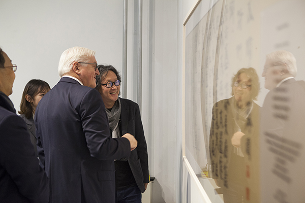 到访中国的德国总统施泰因迈尔拜访了一位艺术家