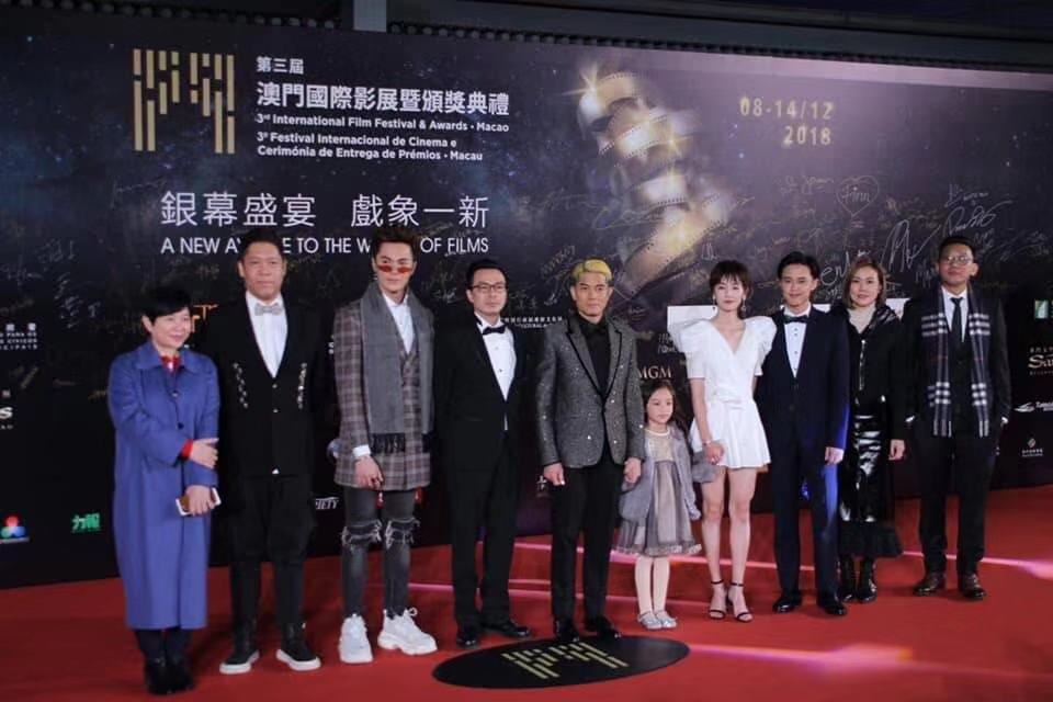 郭富城染了一头金发走红毯，但手指甲才是亮点