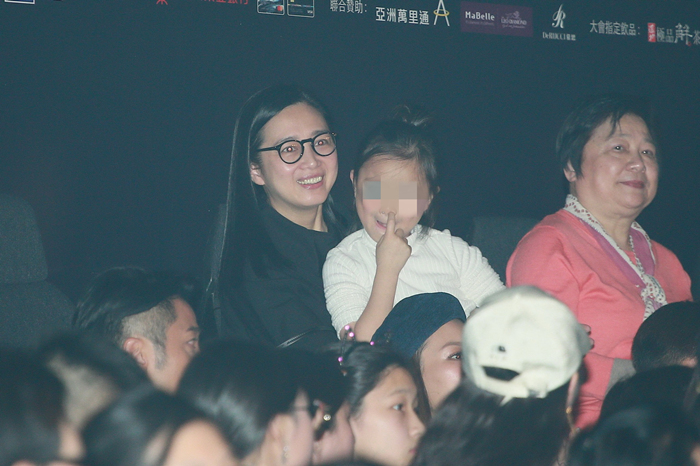 刘德华6岁女儿正面曝光挖鼻孔亮了,网友:朱丽倩发福胖得像李湘!