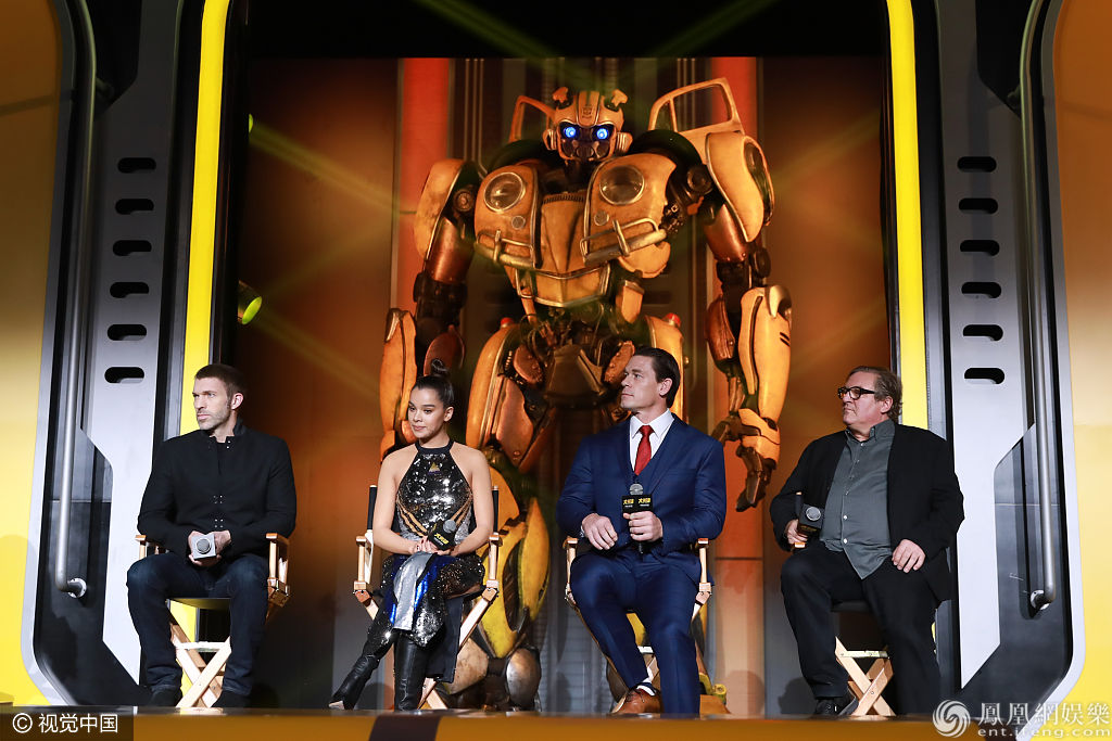 约翰塞纳宣传《大黄蜂》中超6 和海莉·斯坦菲尔德亲密耳语